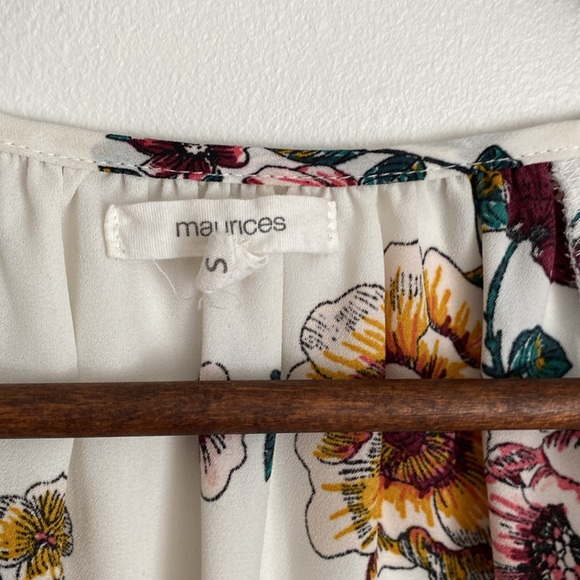 Maurices small women’s short sleeve blouse/top white/grey/floral. - Picture 6 of 13